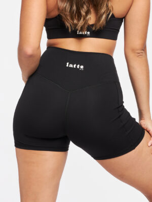 Short Affogato negro de Lattefit con cintura en forma de V, vista posterior