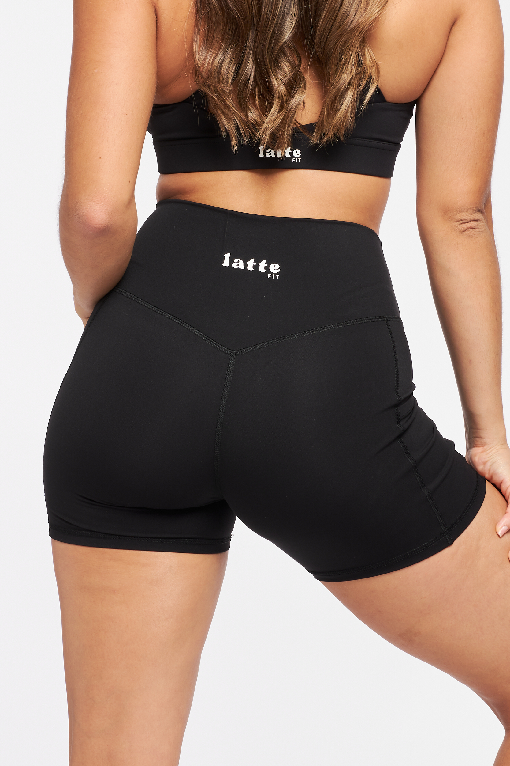 Short Affogato negro de Lattefit con cintura en forma de V, vista posterior