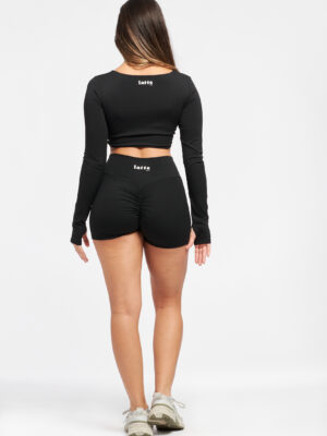 Vista trasera del conjunto Flat White negro con top manga larga y short fruncido