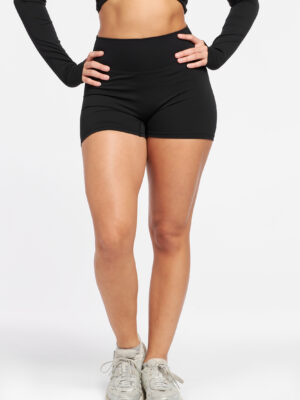 Detalle del short deportivo negro Flat White de frente