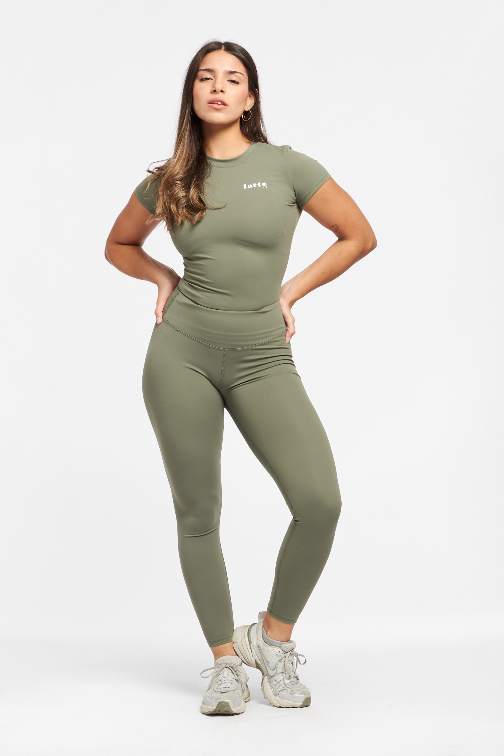 Set Matcha Latte verde oliva de frente - conjunto deportivo estilo athleisure